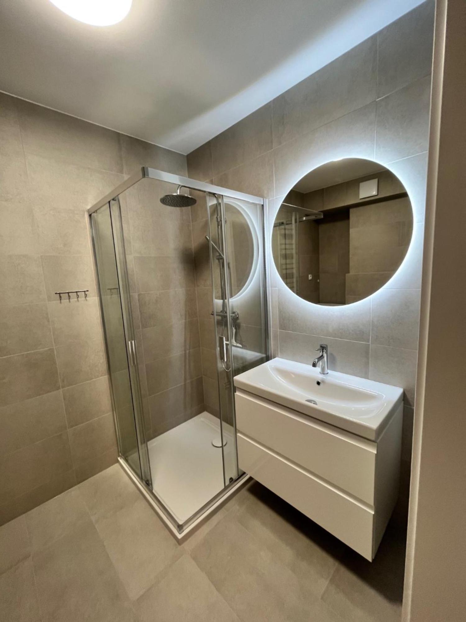 Apartament Julia 1-4 Os Starowapiennikowa 42A Z Balkonem Ze Sniadaniem Kontynentalnym Kielce Luaran gambar